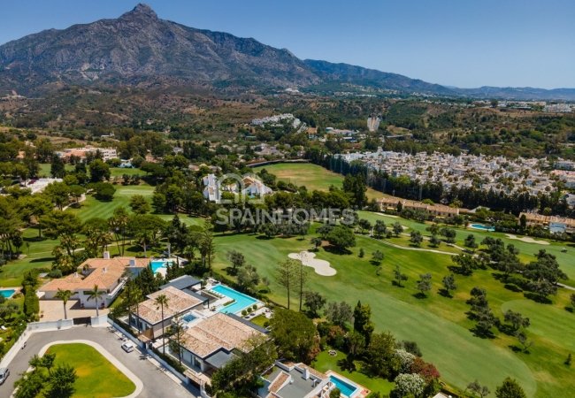 Marbella'da Golf Sahası Önünde Prestijli Villa 2