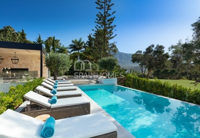 Marbella'da Golf Sahası Önünde Prestijli Villa 5