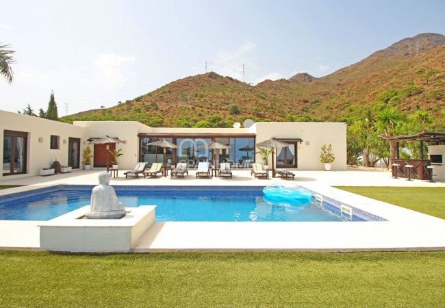 Well-located House at the Foot of the Mountains in Estepona 3