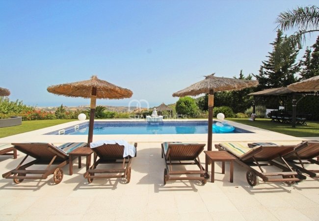 Well-located House at the Foot of the Mountains in Estepona 1