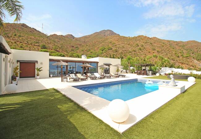 Well-located House at the Foot of the Mountains in Estepona