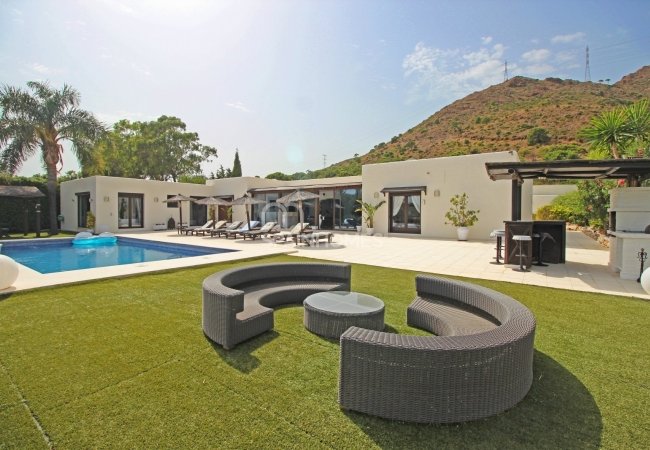 Well-located House at the Foot of the Mountains in Estepona 10