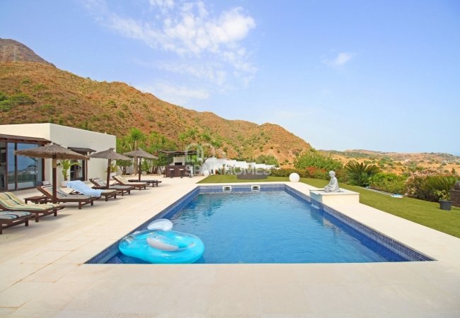 Well-located House at the Foot of the Mountains in Estepona 4