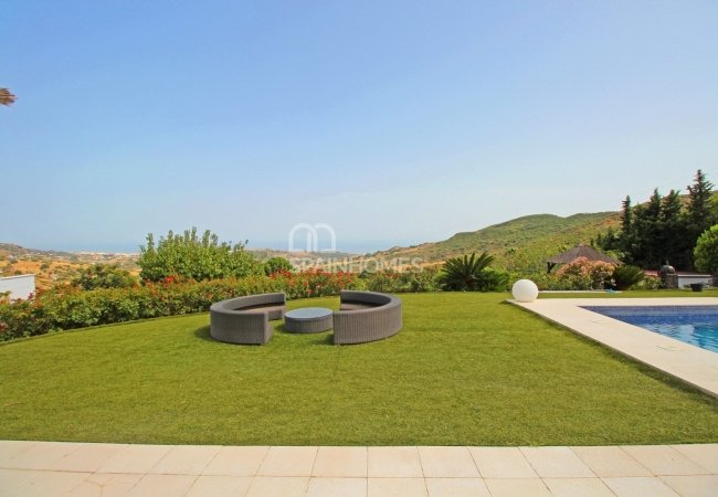 Well-located House at the Foot of the Mountains in Estepona 9