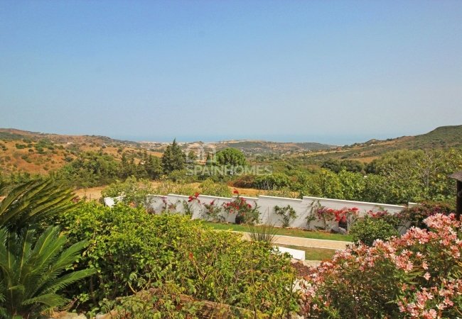 Well-located House at the Foot of the Mountains in Estepona 2