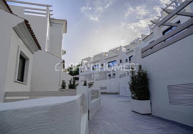 Golfside Houses in a Sought-after Neighborhood in Estepona 3