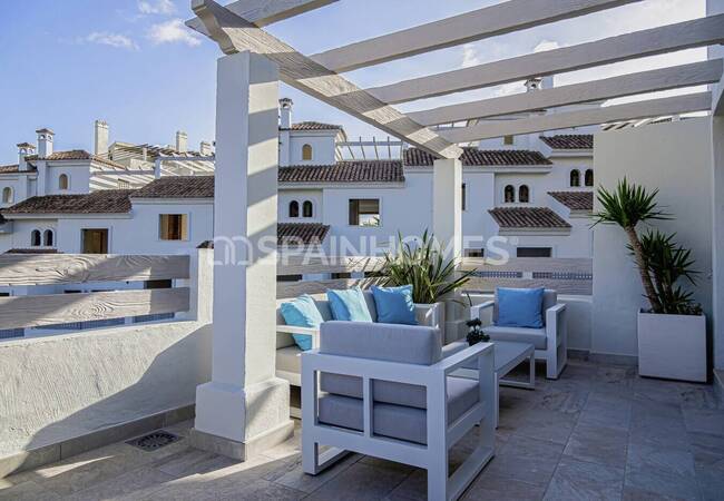 Golfside Houses in a Sought-after Neighborhood in Estepona 4