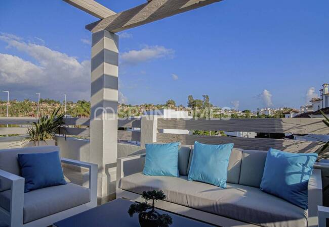 Golfside Houses in a Sought-after Neighborhood in Estepona 5