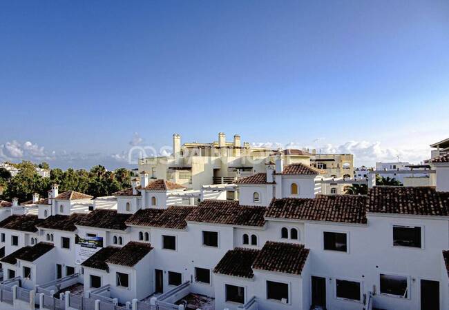 Golfside Houses in a Sought-after Neighborhood in Estepona 2