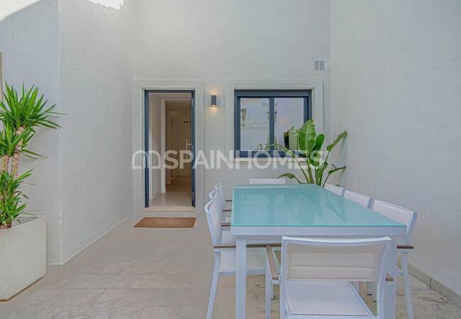 Golfside Houses in a Sought-after Neighborhood in Estepona 6