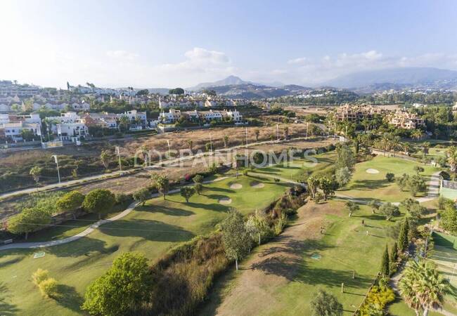 Golfside Houses in a Sought-after Neighborhood in Estepona 8