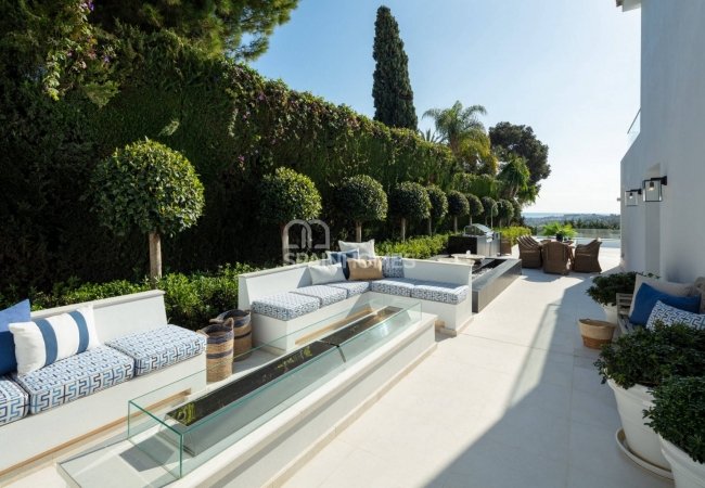 Stunning Detached Villa in a Golf Resorts Area in Marbella 8