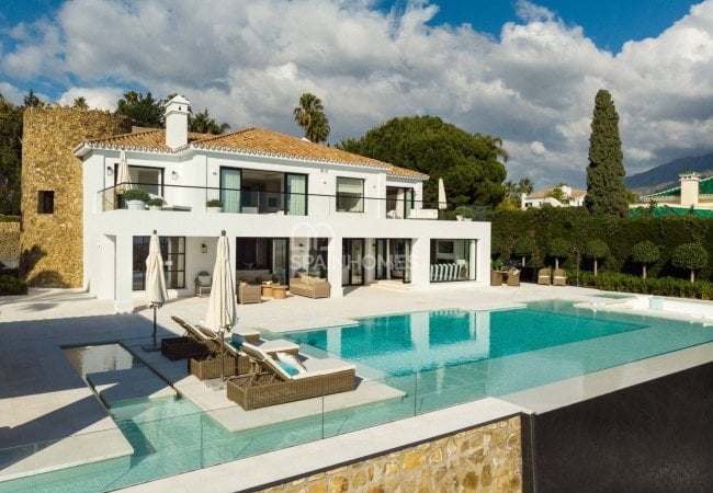 Stunning Detached Villa in a Golf Resorts Area in Marbella 4