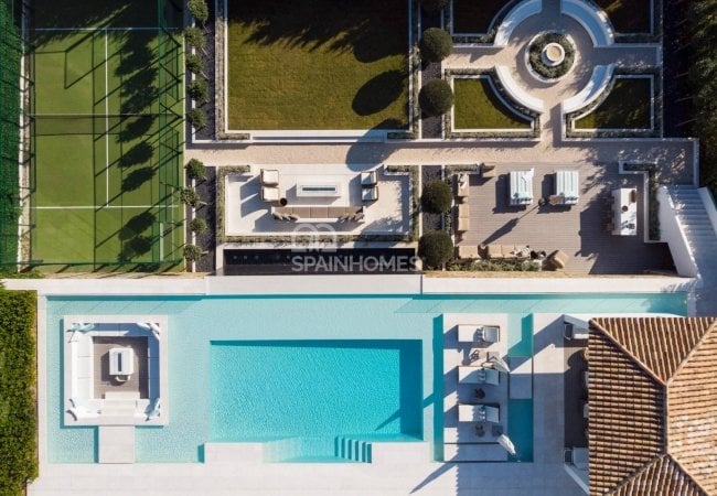 Stunning Detached Villa in a Golf Resorts Area in Marbella 5