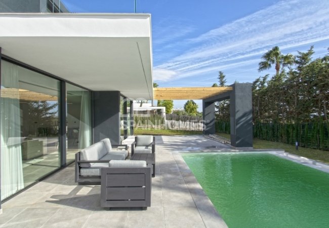 Estepona’da Harika Konumda Golf Sahası Yanı Çağdaş Villa 2