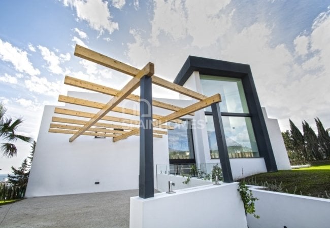 Estepona’da Harika Konumda Golf Sahası Yanı Çağdaş Villa 11