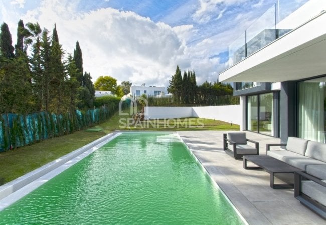 Estepona’da Harika Konumda Golf Sahası Yanı Çağdaş Villa 3