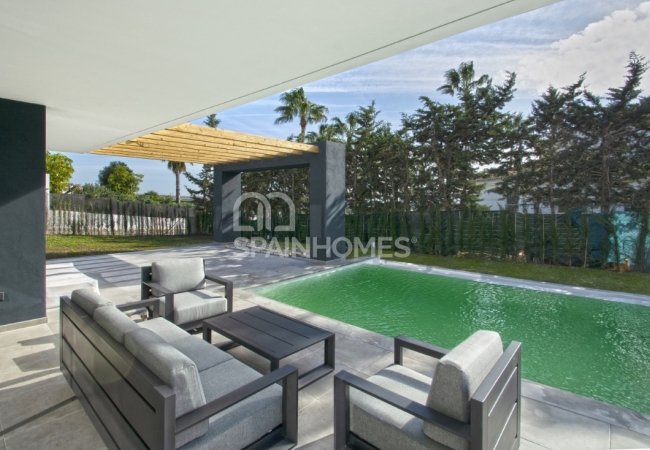 Estepona’da Harika Konumda Golf Sahası Yanı Çağdaş Villa 4