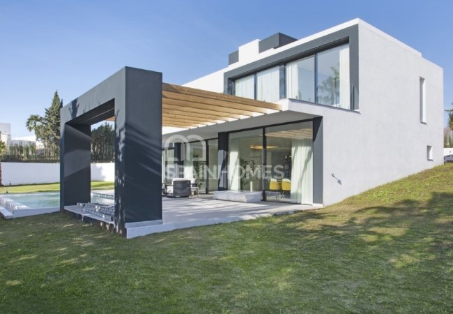 Estepona’da Harika Konumda Golf Sahası Yanı Çağdaş Villa 5