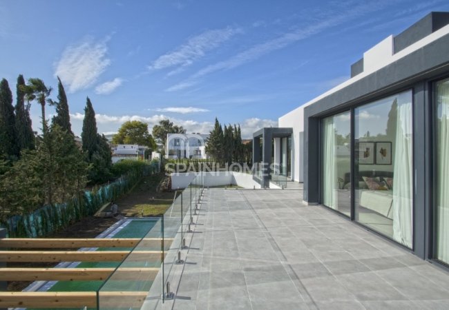 Estepona’da Harika Konumda Golf Sahası Yanı Çağdaş Villa 8