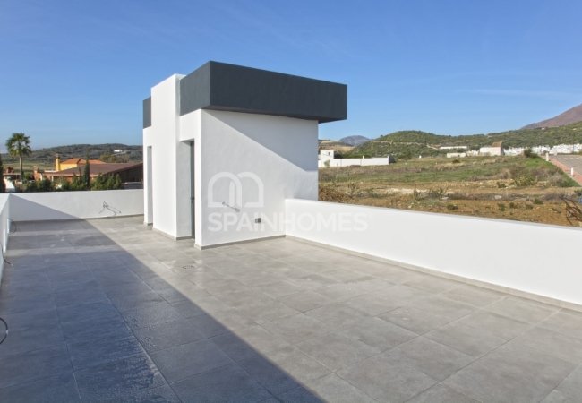 Estepona’da Harika Konumda Golf Sahası Yanı Çağdaş Villa 9