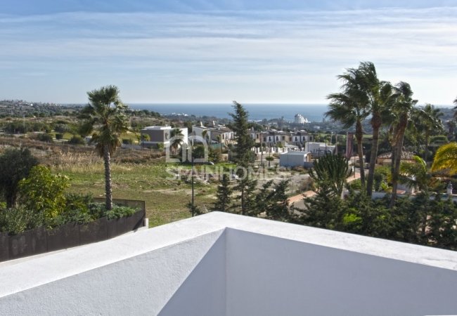 Estepona’da Harika Konumda Golf Sahası Yanı Çağdaş Villa 10