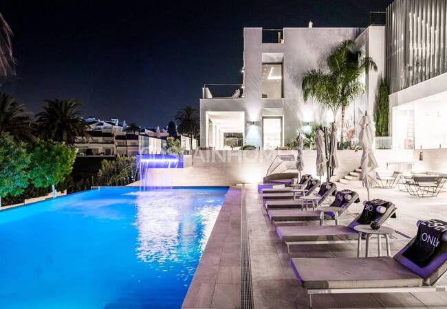 Marbella'da Satılık Çağdaş Tasarımlı Şık Müstakil Villa 11