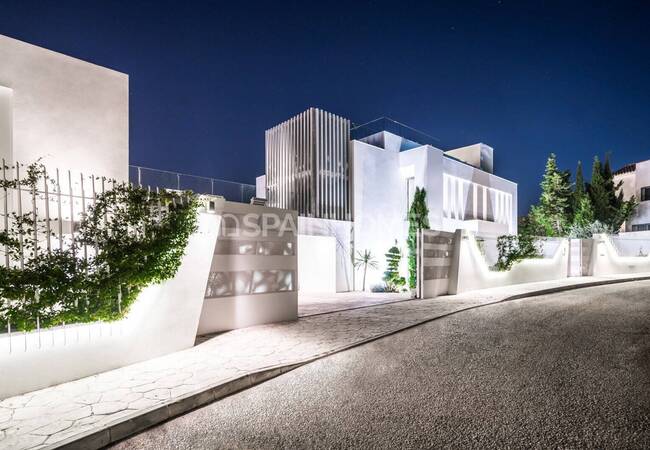 Marbella'da Satılık Çağdaş Tasarımlı Şık Müstakil Villa 12