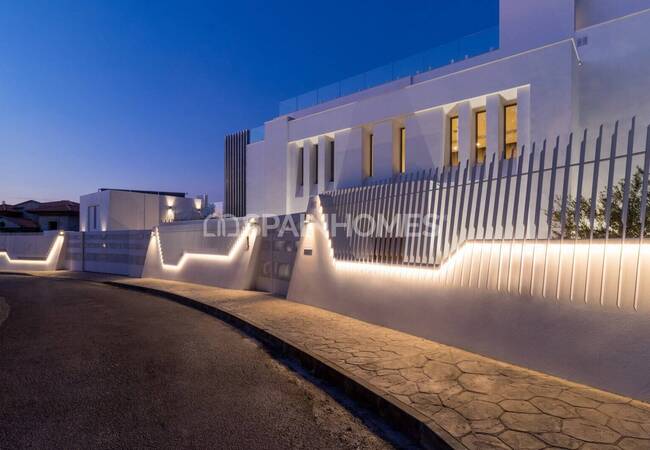 Marbella'da Satılık Çağdaş Tasarımlı Şık Müstakil Villa 13