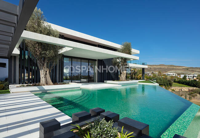 Benahavis'te Sonsuzluk Havuzlu Özel Tasarımlı Lüks Villa 13