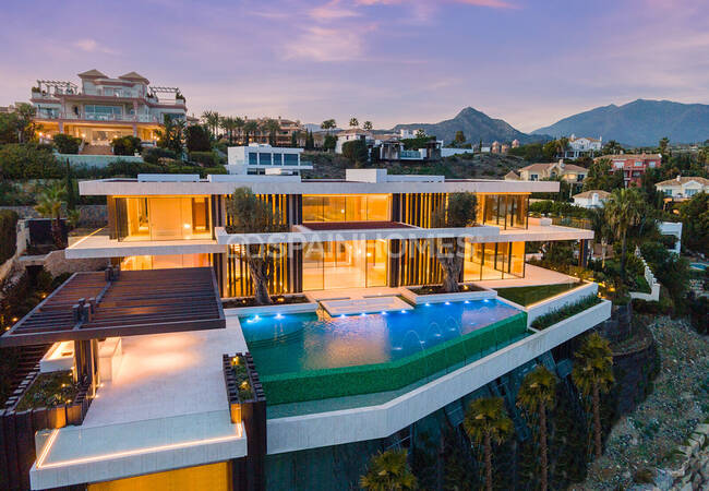 Benahavis'te Sonsuzluk Havuzlu Özel Tasarımlı Lüks Villa 9