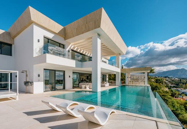 Luxury Villa Close to Puerto Banus and Marbella in Benahavis 1