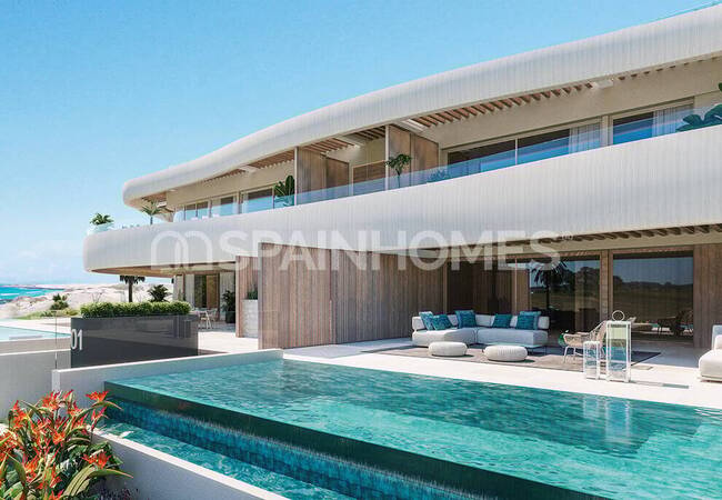 Well-located Beachfront Villa for Sale in Marbella