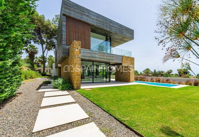 Unique Detached House with Pleasant Sea Views in Marbella 2