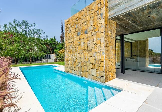 Unique Detached House with Pleasant Sea Views in Marbella 4