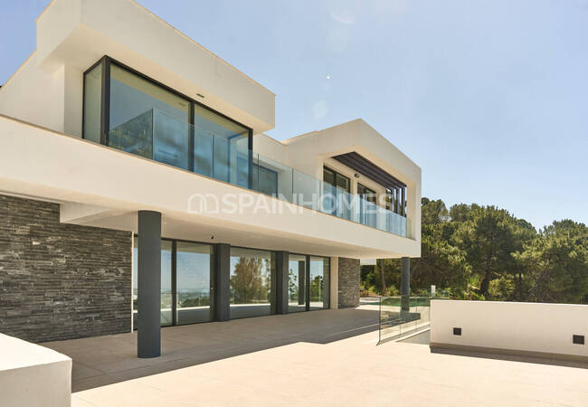 Villas with Stunning Sea Views and Infinity Pools in Benahavis 1