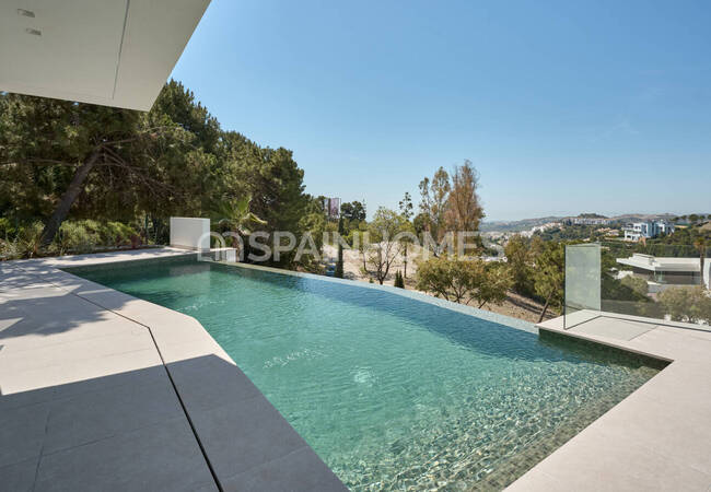 Villas with Stunning Sea Views and Infinity Pools in Benahavis 2