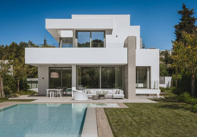 Superior Quality Houses on the New Golden Mile in Estepona 1