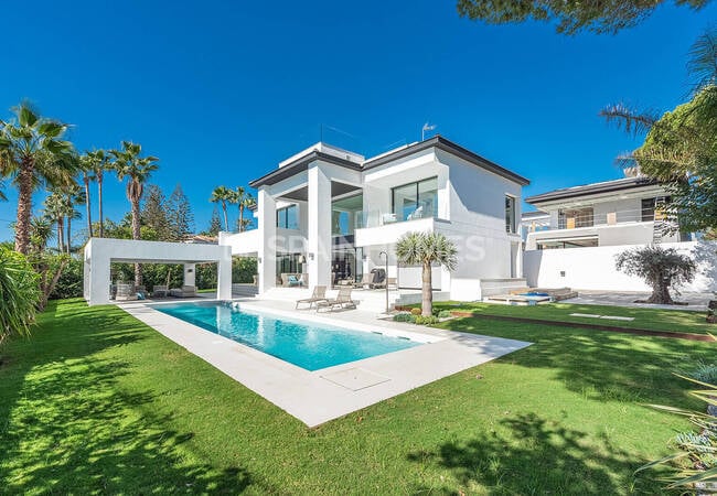Sea View Villa with Private Pool Near Puerto Banus in Marbella 1