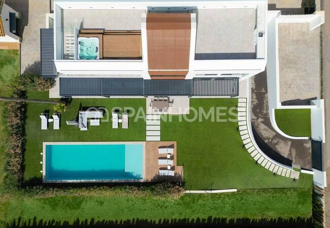 Ready to Move Beachfront Villa on Estepona's New Golden Mile 12