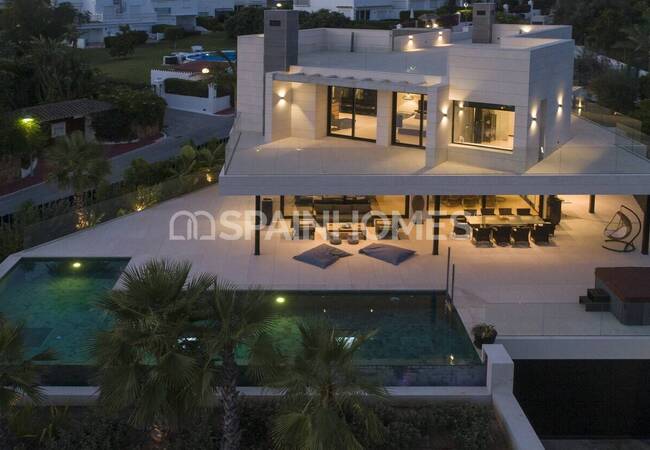 Marbella'da Golf Sahalarına Yakın Özel Asansörlü Lüks Villa 20