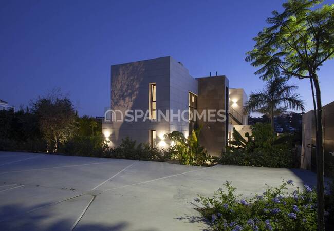 Marbella'da Golf Sahalarına Yakın Özel Asansörlü Lüks Villa 25