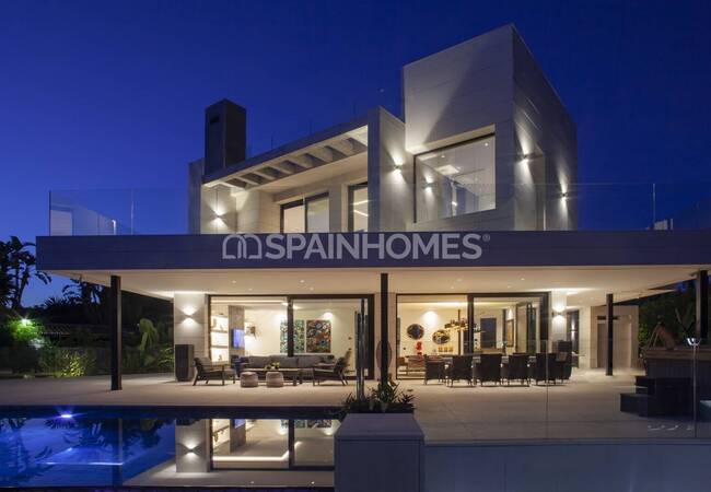 Marbella'da Golf Sahalarına Yakın Özel Asansörlü Lüks Villa 22