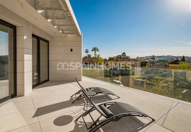 Marbella'da Golf Sahalarına Yakın Özel Asansörlü Lüks Villa 9