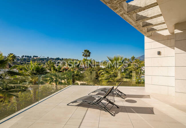 Marbella'da Golf Sahalarına Yakın Özel Asansörlü Lüks Villa 6