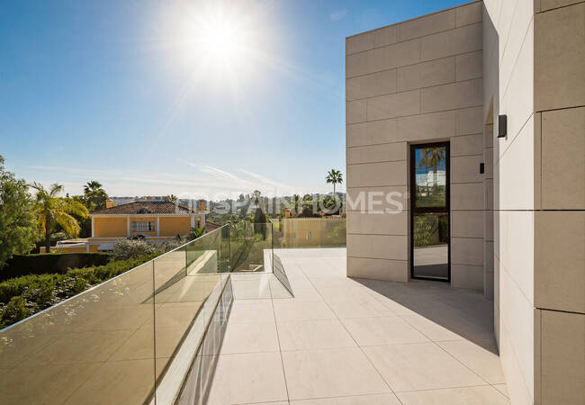 Marbella'da Golf Sahalarına Yakın Özel Asansörlü Lüks Villa 7