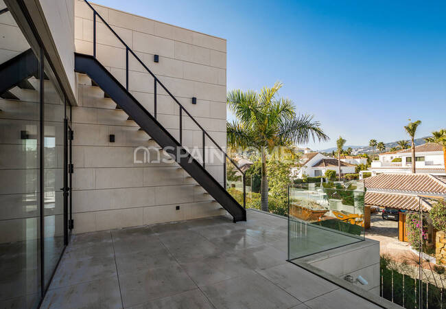 Marbella'da Golf Sahalarına Yakın Özel Asansörlü Lüks Villa 10