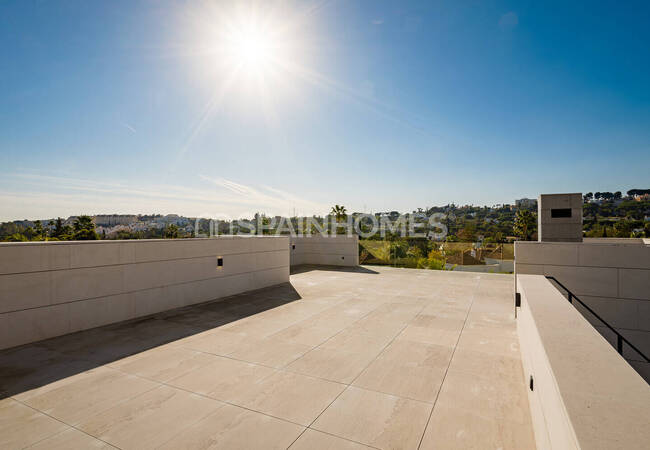 Marbella'da Golf Sahalarına Yakın Özel Asansörlü Lüks Villa 11