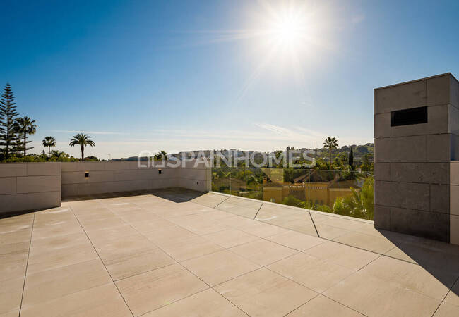 Marbella'da Golf Sahalarına Yakın Özel Asansörlü Lüks Villa 12