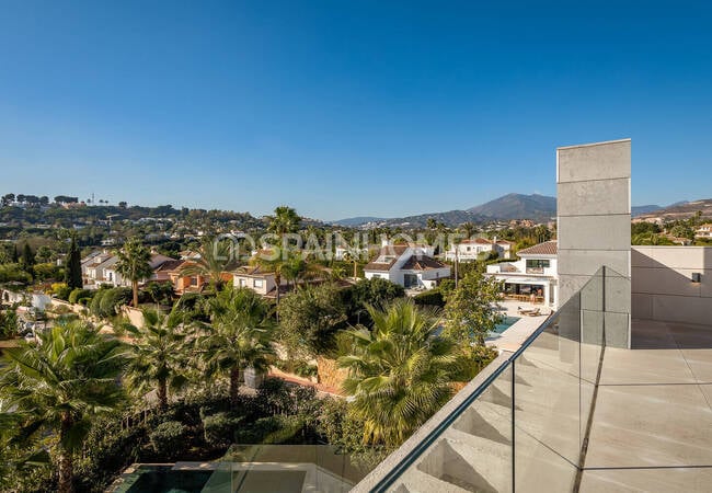 Marbella'da Golf Sahalarına Yakın Özel Asansörlü Lüks Villa 8